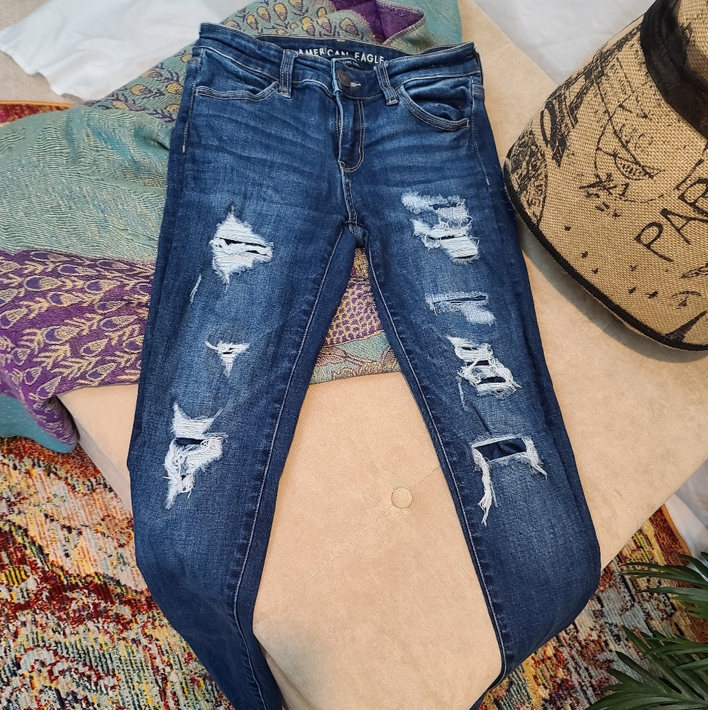 American Eagle ripped jeans size 2 💙 flawless